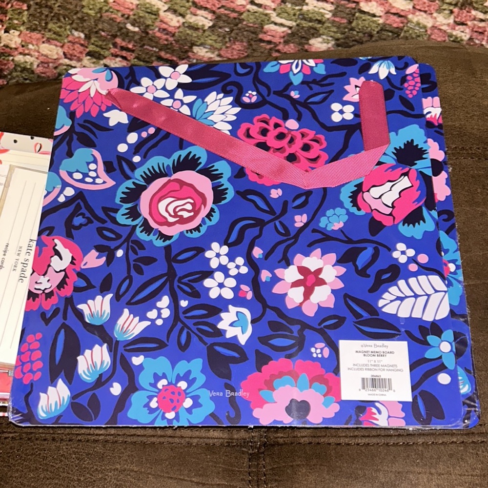 Vera Bradley memo board Magnetic board w/3 magnets Includes ribbon for hanging - Picture 2 of 5